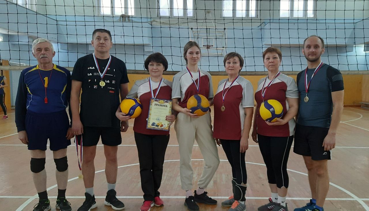 Команда педагогов Большеучинской школы стала лучшей среди команд Можгинского района в первенстве по волейболу.